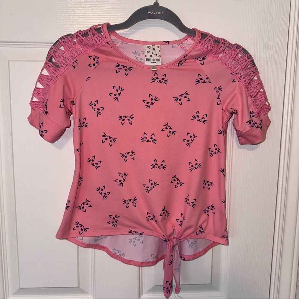 NWOT Belle du Jour Beautiful Top with a cat print and lace inserts